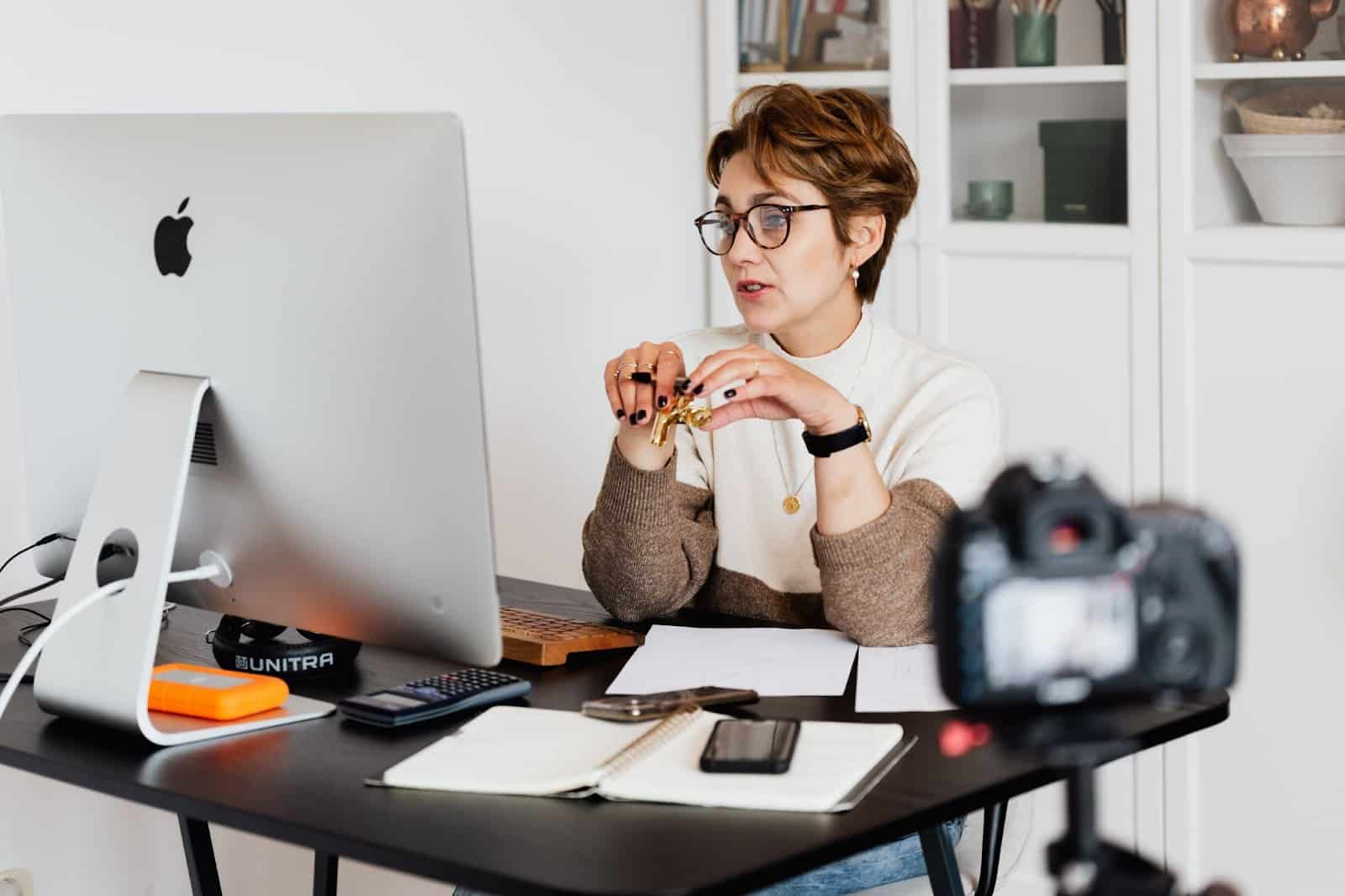Woman in front of a computer
